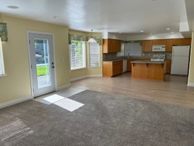 Building Photo - Large Beautiful Home in the Barkley Neighb...