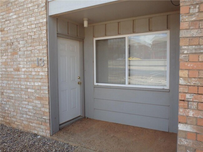 Building Photo - 301 W Davis Ave