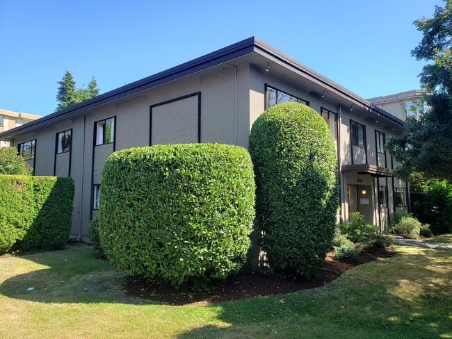 Building Photo - 3861 Shelbourne St