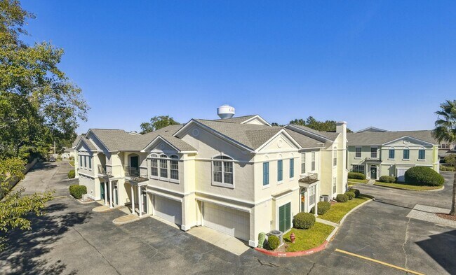 Building Photo - 2252 Beach Dr
