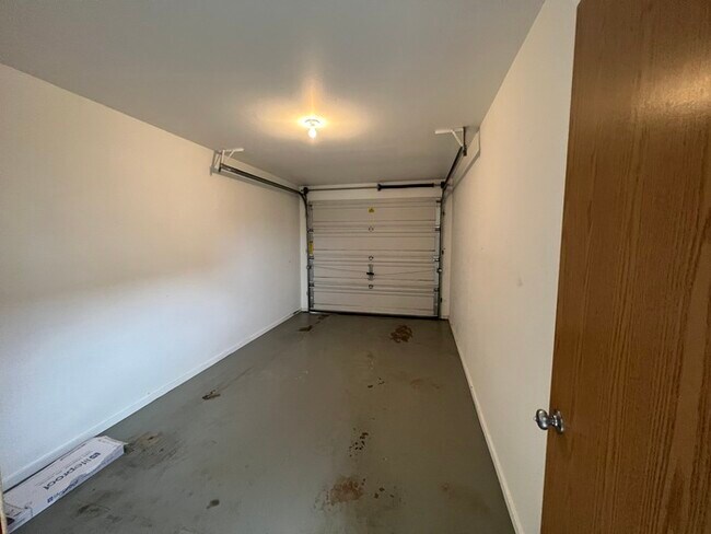 Building Photo - Two Bedroom in Newport!