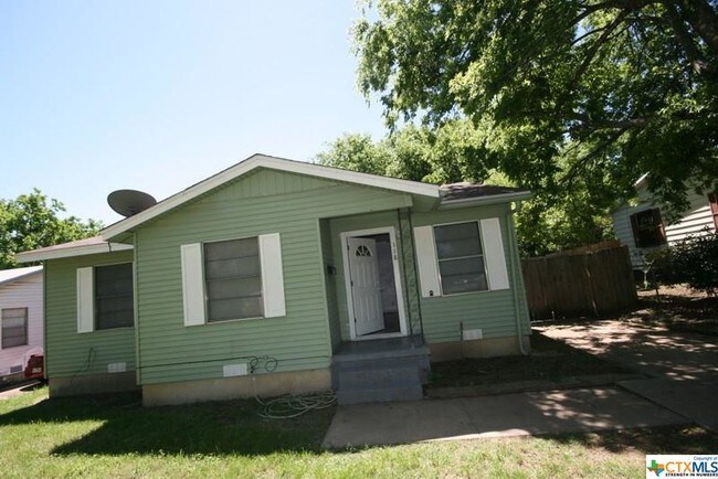 Foto del edificio - 118 E Fowler Ave