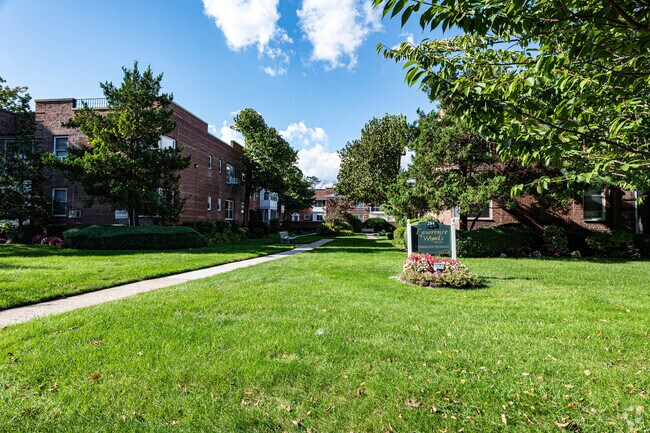 Building Photo - Lawrence Woods