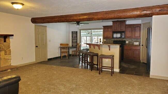 Foto del edificio - 2 room with private bath in a shared resid...