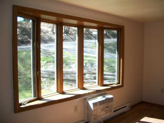Amplia ventana panorámica en la sala de estar con persianas incluidas. - 502 Mercer Rd