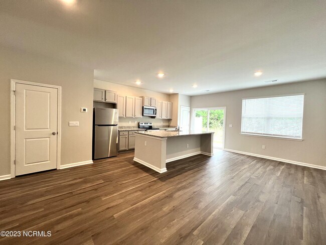 Building Photo - 3618 Roseblossom Dr