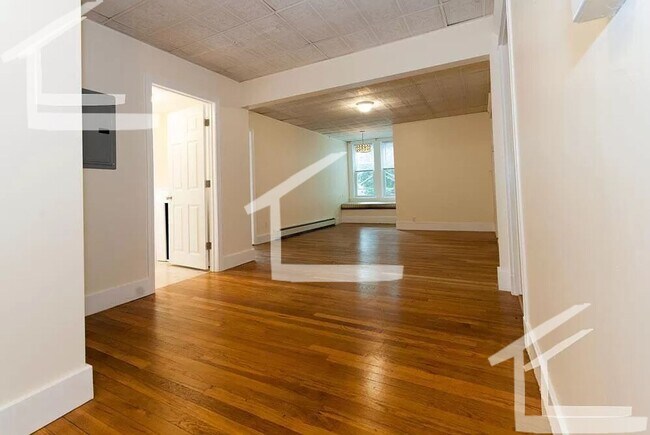 Foto del edificio - Huge 3 bedroom near Brookline with In-unit...