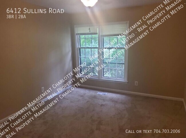 Building Photo - Cozy home close to everything in Charlotte!
