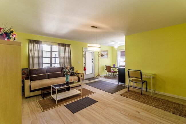Building Photo - 412 Capri H