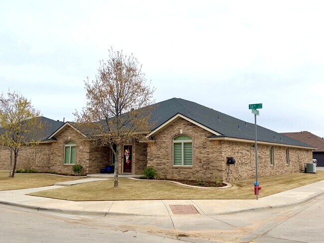 Foto del edificio - Large 5 Bedroom, 4 Bath, 3 Car Garage Home...