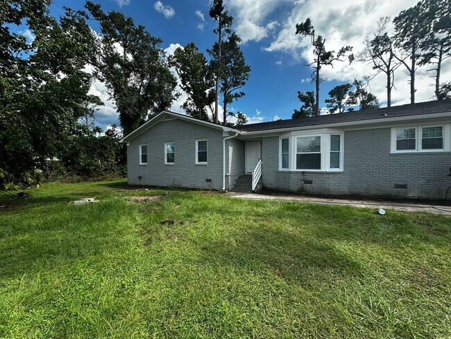 Foto del edificio - 3 Bedroom 2 Bath off Bemiss