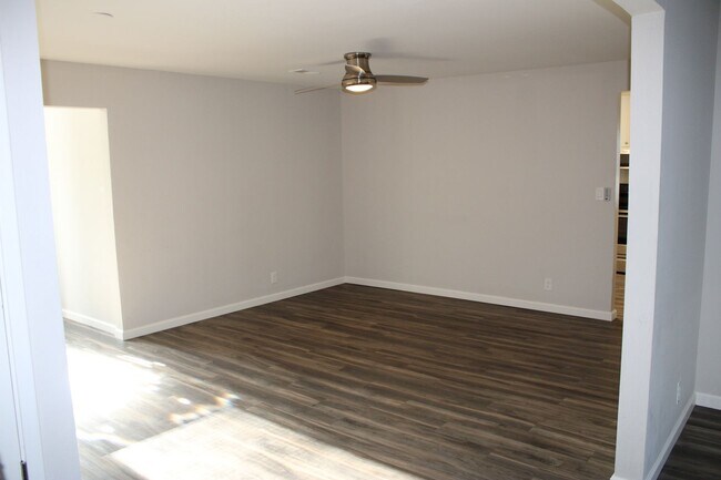 Foto del edificio - Spacious 5 Bed 3 Bath Home in quiet neighb...