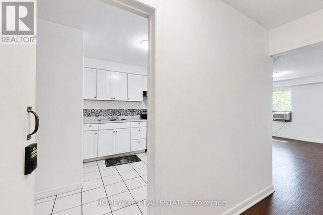 Building Photo - 961A Eglinton Ave W