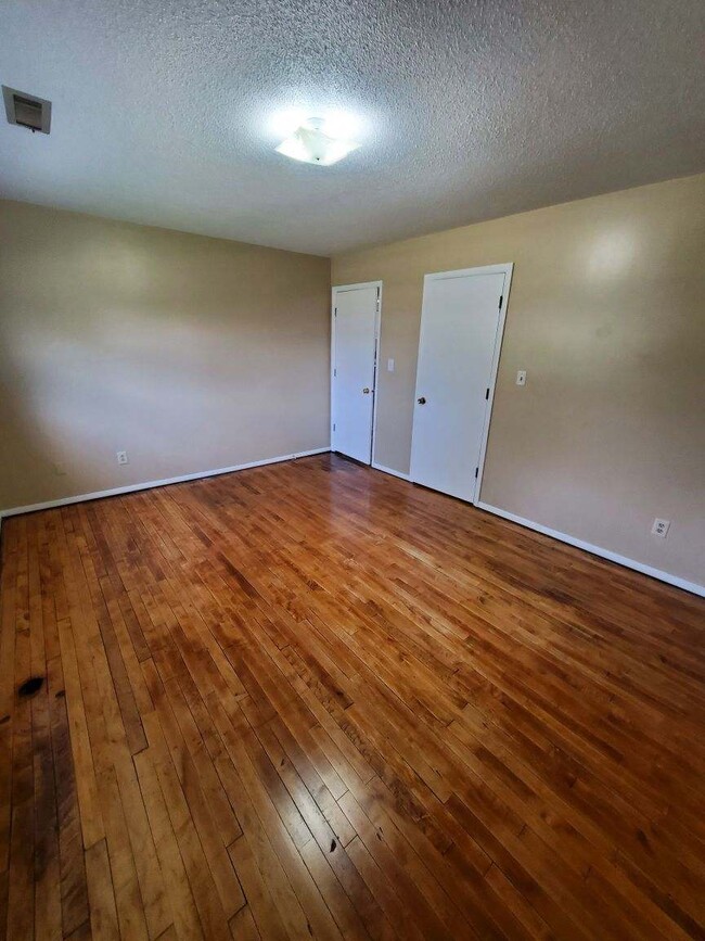 Bedroom #1 - 401 Anne St