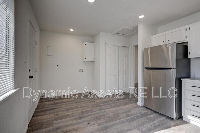 Building Photo - 1902 John F Kennedy St