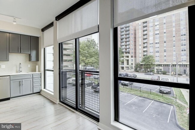 Building Photo - 1320 Fenwick Ln