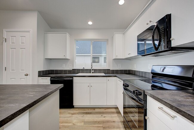Building Photo - The 3 bedroom, 2 bedroom home also has a f...