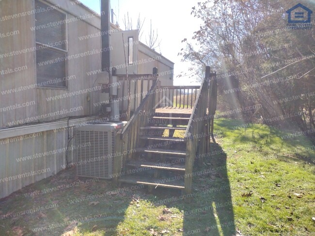 Building Photo - 211 Holly Berry Ln