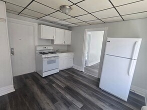 Building Photo - 450-452 W Maple St