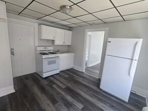 Building Photo - 450-452 W Maple St