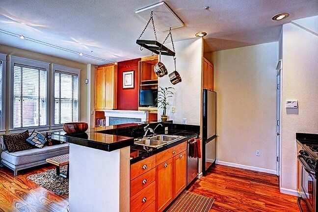 Building Photo - Walk to Pearl Street - Beautiful 1 Bedroom...