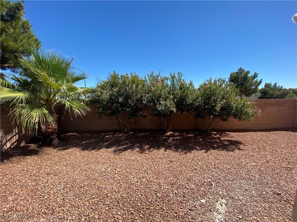 Foto del edificio - 5680 Arrow Tree St