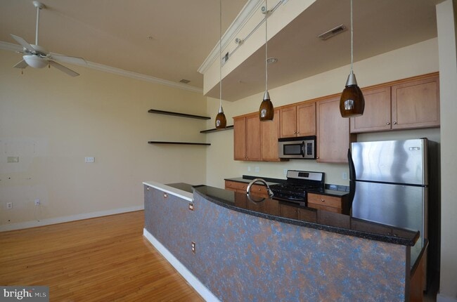 Building Photo - 900 Barton Street Unit 202