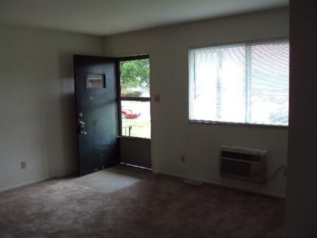 Building Photo - 2 bedroom ranch style apartment