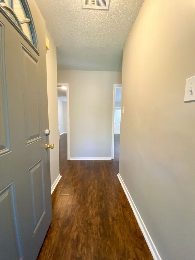 Building Photo - 3 bed, 2 bath in Horn Lake (ss appliances, fresh paint)