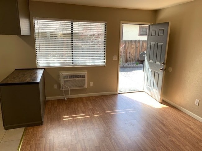 Building Photo - Modern 1 bed 1 bath in Midtown!