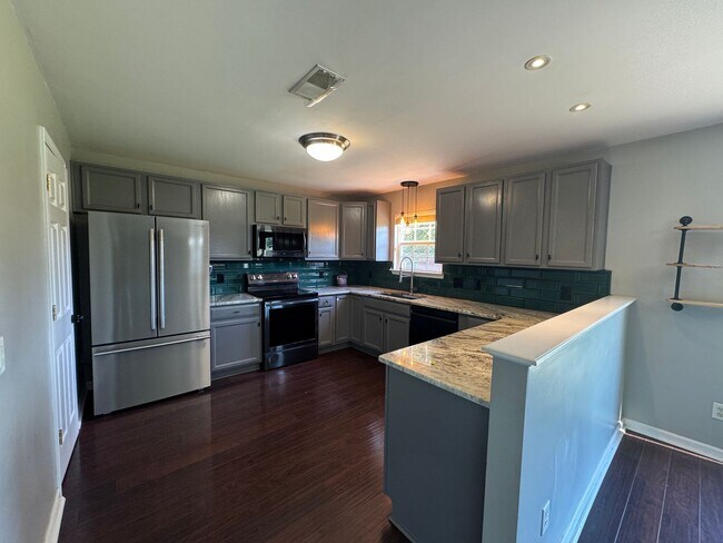 Building Photo - Large 3 bed 2.5 bath home in Murfreesboro with large fenced in yard backed up to green space