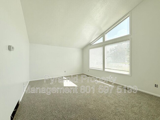 Building Photo - 9958 Pinehurst Dr