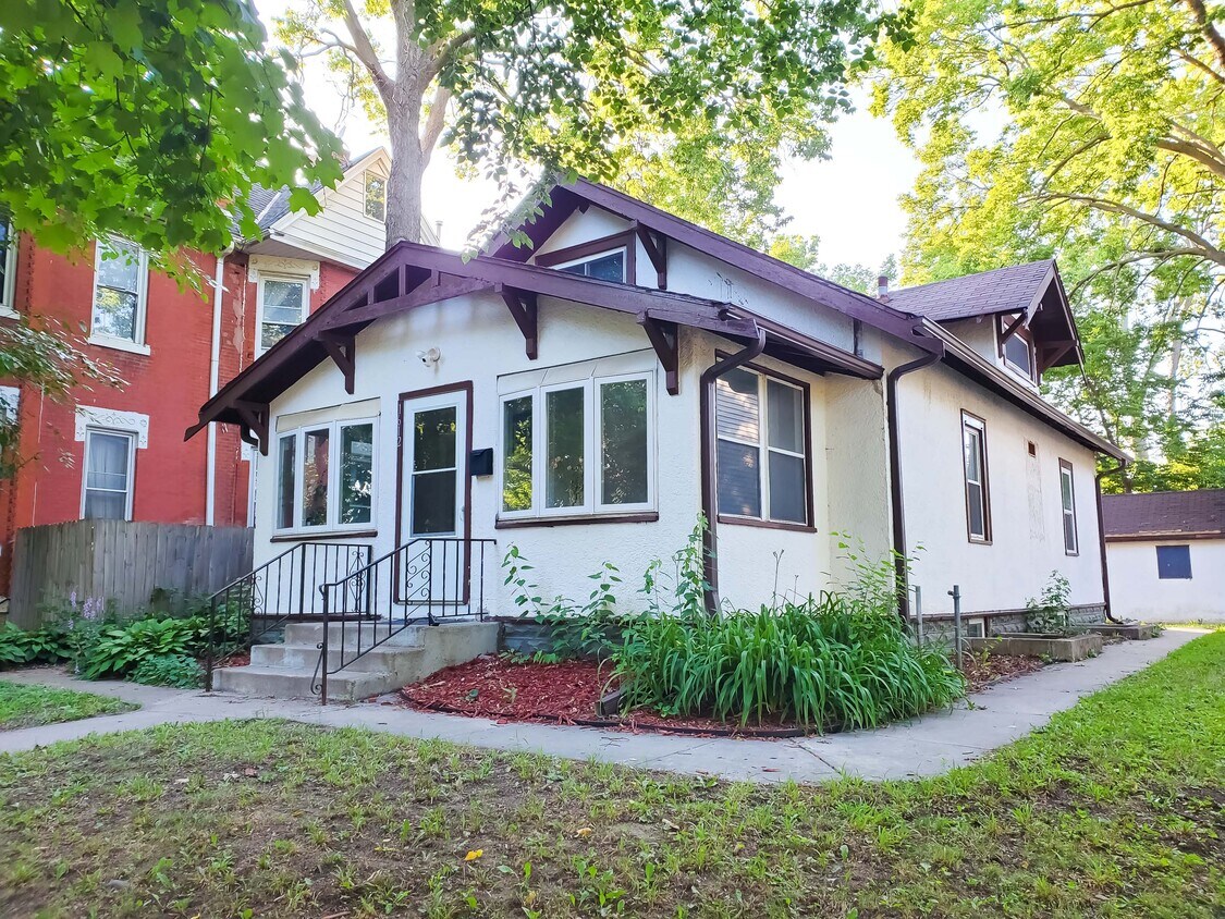 Primary Photo - 1612 Thomas Pl N