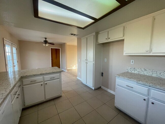Foto del edificio - 8925 Satinwood Ave