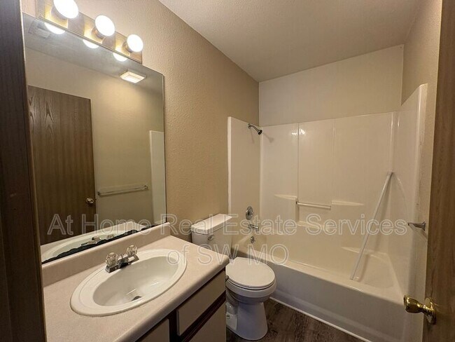 Foto del edificio - 714 E Bain St