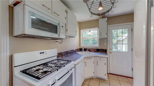 Building Photo - 712 Williamson Dr