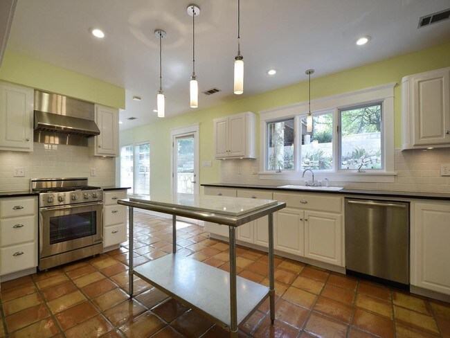 Building Photo - 1111 Reagan Terrace