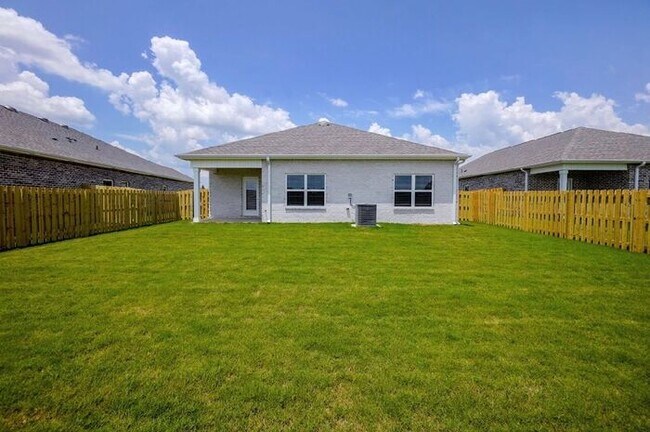 Building Photo - Fenced yard, great location