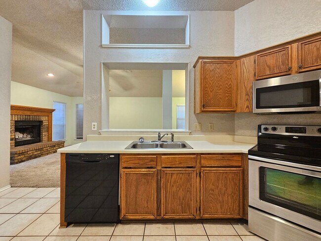 Foto del edificio - RENT SPECIAL & RENT REDUCTION - HOME IS AVAILABLE NOW!