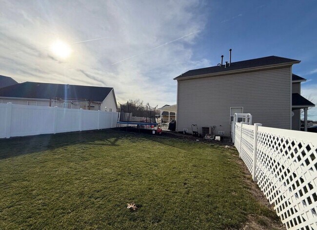 Foto del edificio - 562 Water Wheel Ln