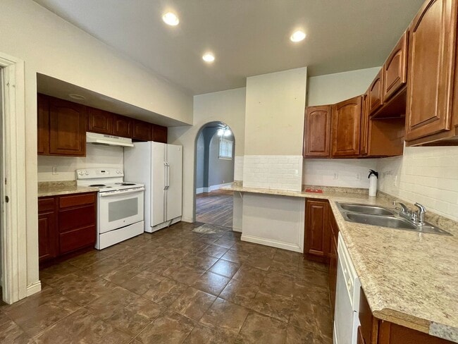 Building Photo - AVAILABLE NOW! Move-In Special! Half Off F...