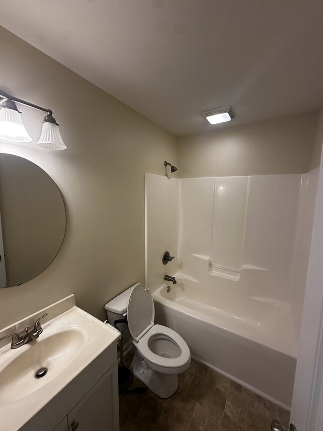 Hall Bath - 472 Jester Street