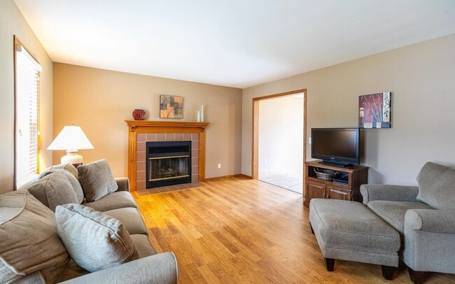 Building Photo - 878 Sky Ridge Dr