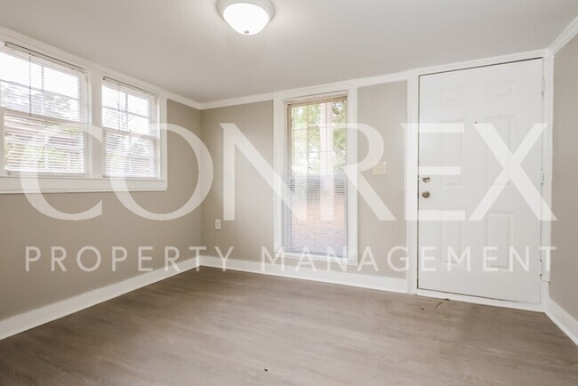 Foto del edificio - Charming 4 Bedroom Brick Bungalow Comes Fu...