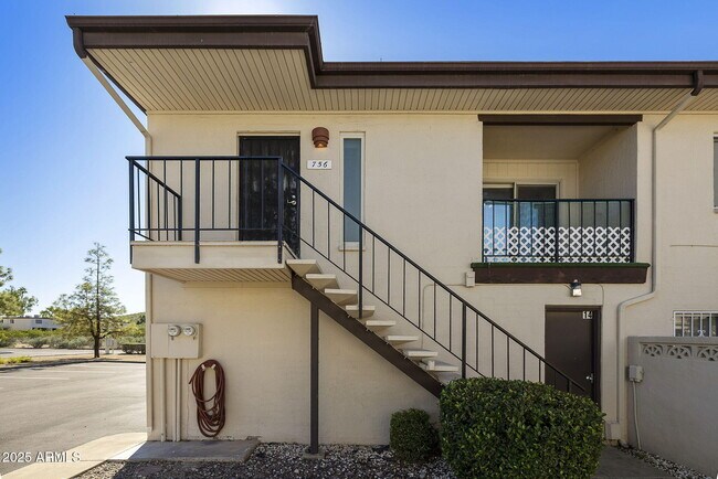 Foto del edificio - 756 JOAN D ARC Ave