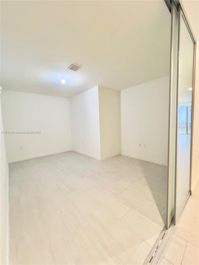 Building Photo - 1000 Brickell Plaza