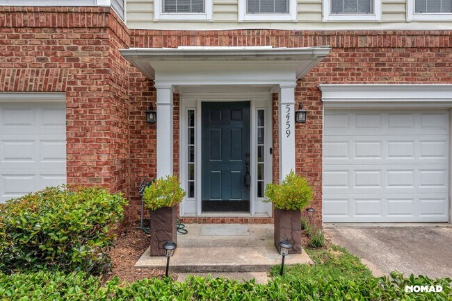 Foto del edificio - Southpark Townhome near the Greenway