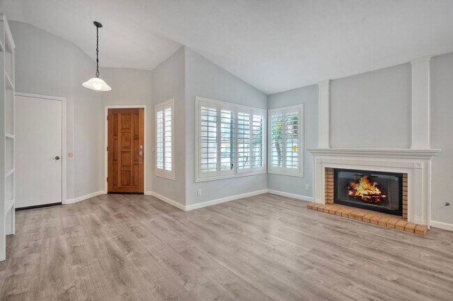 Building Photo - 3750 Via Del Rancho