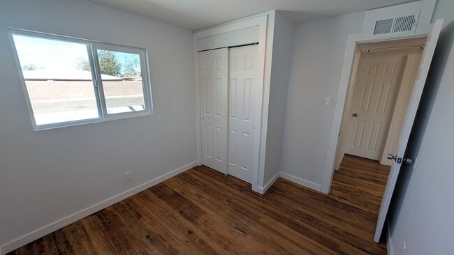 Building Photo - 1406 W Vogel Ave