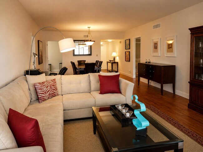 Foto del edificio - 804 Cypress Blvd
